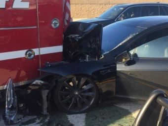 
	O masina Tesla a provocat un accident in California! Automobilul era pe &quot;Autopilot&quot; si circula cu 105 km/h: &quot;Surprinzator, nimeni nu a fost ranit!&quot;
