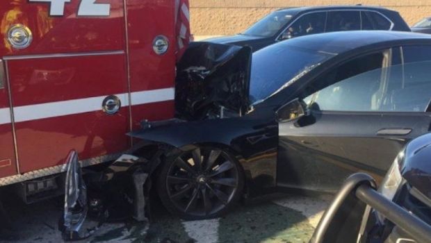 
	O masina Tesla a provocat un accident in California! Automobilul era pe &quot;Autopilot&quot; si circula cu 105 km/h: &quot;Surprinzator, nimeni nu a fost ranit!&quot;
