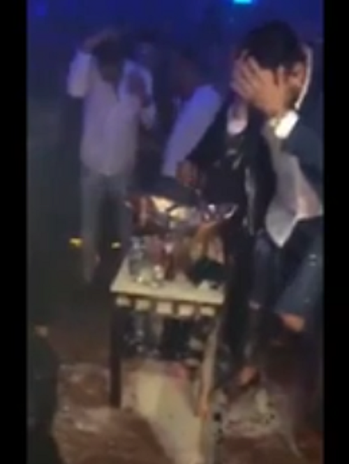 VIDEO: Reactia de disperare a acestui "smecher" dupa ce scapa sticla de sampanie de 30.000 € :)_2