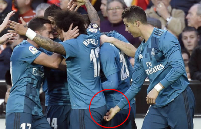Cristiano, ce faci acolo? :)) FOTO | Gestul controversat facut de Ronaldo in spatele lui Marcelo: imaginea care a RUPT internetul in doua :)_2