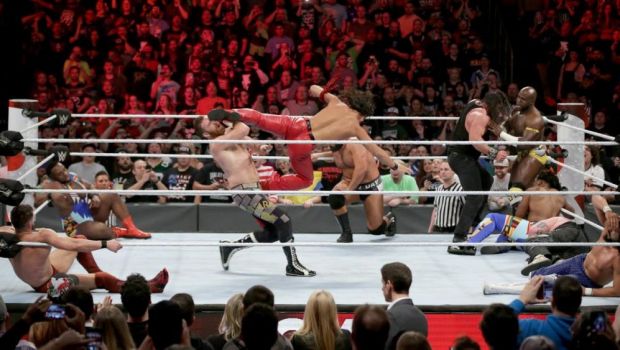 
	SOC pentru toti fanii wrestlingului! Nimeni nu se astepta la asa ceva! Cine a aparut in ring azi-noapte la Royal Rumble! VIDEO
