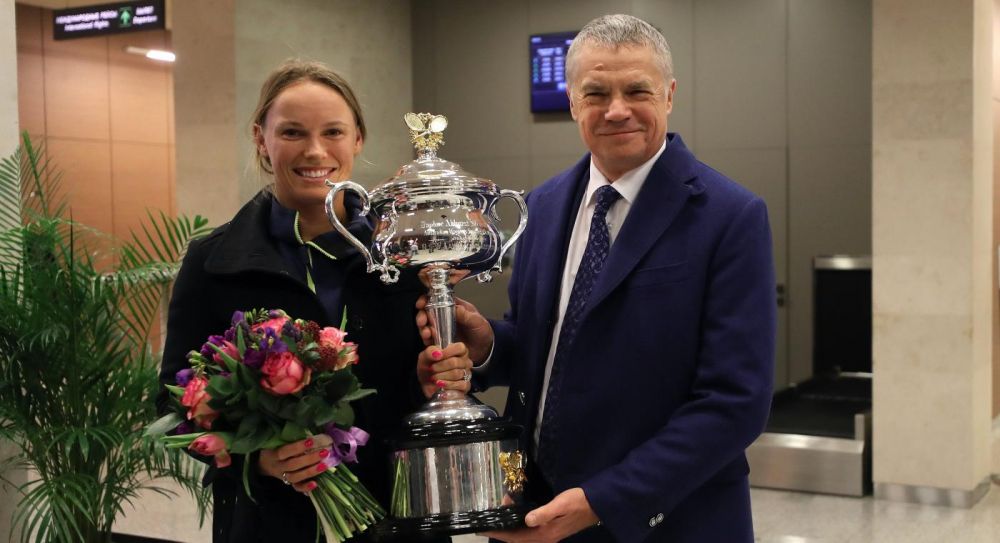 Wozniacki nu se mai desparte de trofeul de la Australian Open! L-a luat cu ea in Rusia, la turneul de la Sankt Petersburg. FOTO_3
