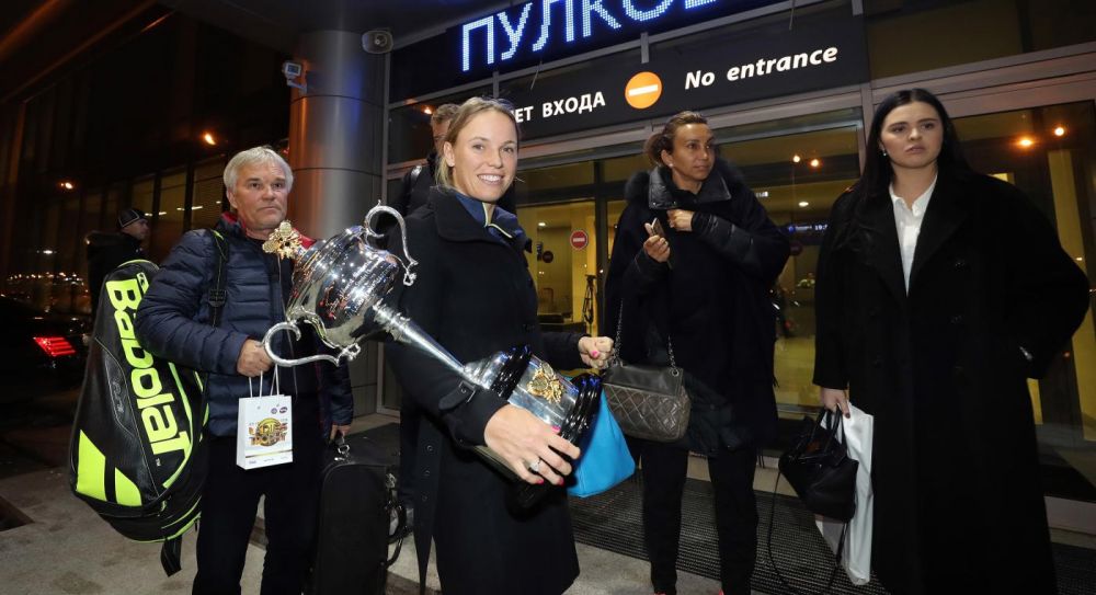 Wozniacki nu se mai desparte de trofeul de la Australian Open! L-a luat cu ea in Rusia, la turneul de la Sankt Petersburg. FOTO_7