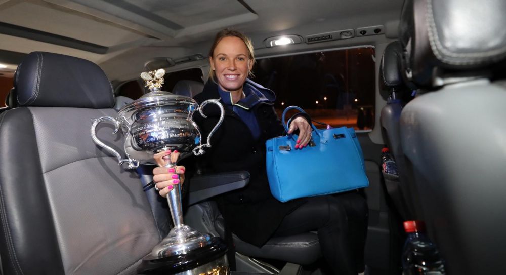 Wozniacki nu se mai desparte de trofeul de la Australian Open! L-a luat cu ea in Rusia, la turneul de la Sankt Petersburg. FOTO_8