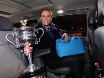 
	Wozniacki nu se mai desparte de trofeul de la Australian Open! L-a luat cu ea in Rusia, la turneul de la Sankt Petersburg. FOTO
