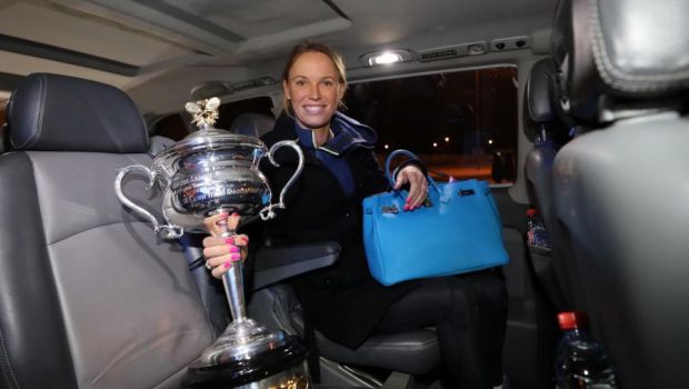 
	Wozniacki nu se mai desparte de trofeul de la Australian Open! L-a luat cu ea in Rusia, la turneul de la Sankt Petersburg. FOTO
