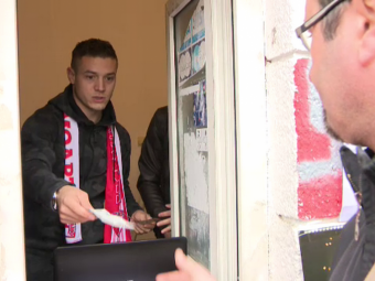 
	FOTO: Surpriza uriasa pentru fanii dinamovisti! Torje le-a dat bilete la partida cu Craiova: &quot;Ne calificam impreuna in playoff!&quot;
