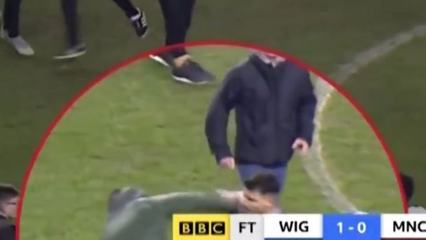 
	SCENE INCREDIBILE dupa Wigan - City: fanii gazdelor au invadat terenul, Aguero le-a impartit pumni! VIDEO | Momentul in care vedeta lui City loveste un suporter
