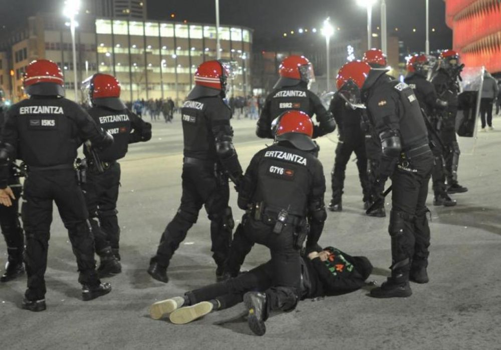 TRAGEDIE: un politist a murit in urma luptelor de strada, aseara, in Europa League_5