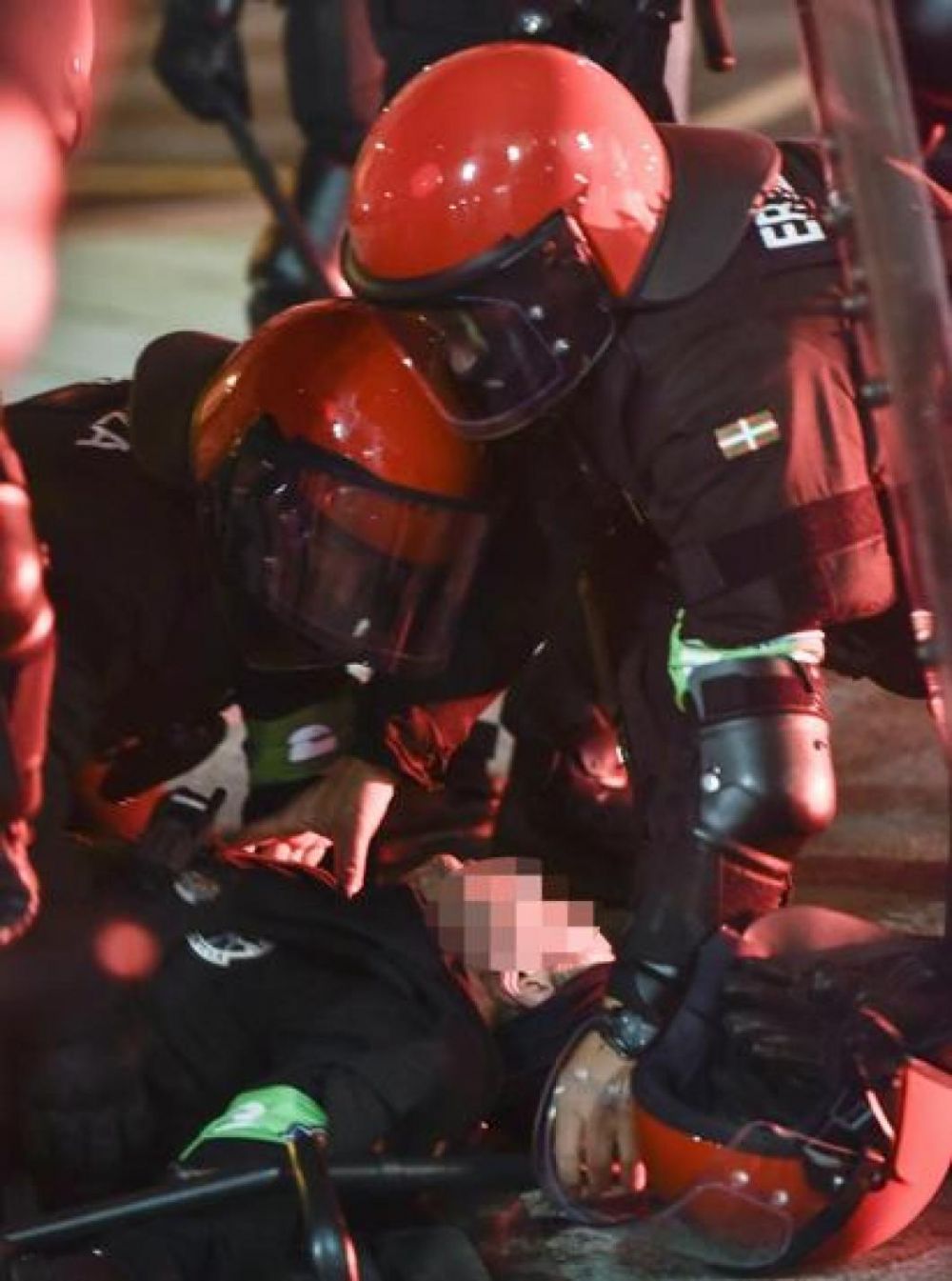 TRAGEDIE: un politist a murit in urma luptelor de strada, aseara, in Europa League_6