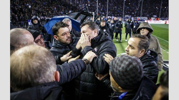 Razvan Lucescu, in mijlocul unui mare HAOS: PAOK - Olympiakos, amanat, antrenorul a fost lovit de suporteri! VIDEO_1