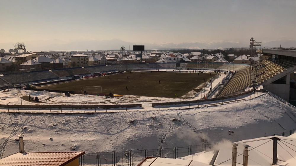 FOTO: Gheata a fost indepartata de pe gazon! Cum arata ACUM stadionul din Sibiu, cu 2 ore inainte de meci_11