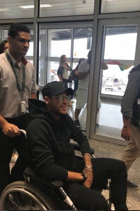 Veste SOC a doctorului care il va opera pe Neymar! Brazilianul a fost vazut in scaun cu rotile: FOTO_2