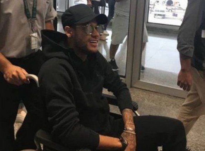 Veste SOC a doctorului care il va opera pe Neymar! Brazilianul a fost vazut in scaun cu rotile: FOTO_3