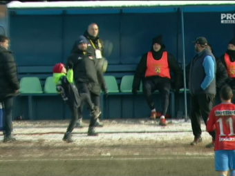 
	Moment FABULOS la Sibiu la 3-0 pentru Hermannstadt! Un copil a intrat pe teren si a pus un stop perfect! Ce a facut antrenorul sibienilor

