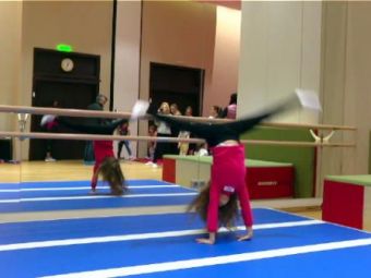 
	Viitoarea gimnasta de 10 a Romaniei, &quot;crescuta&quot; de Youtube! A invatat de pe internet cum sa ajunga ca Nadia :)
