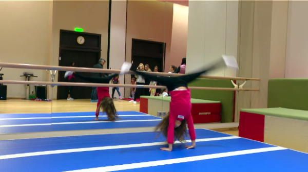 
	Viitoarea gimnasta de 10 a Romaniei, &quot;crescuta&quot; de Youtube! A invatat de pe internet cum sa ajunga ca Nadia :)
