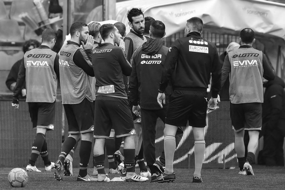 VIDEO | Jucatorii de la Cagliari si Genoa, in lacrimi pe teren! Se pregateau de inceputul meciului cand au aflat VESTEA TERIBILA_1
