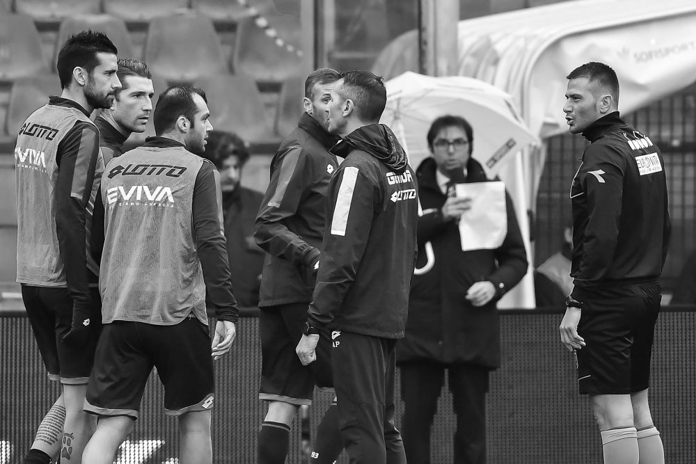 VIDEO | Jucatorii de la Cagliari si Genoa, in lacrimi pe teren! Se pregateau de inceputul meciului cand au aflat VESTEA TERIBILA_2