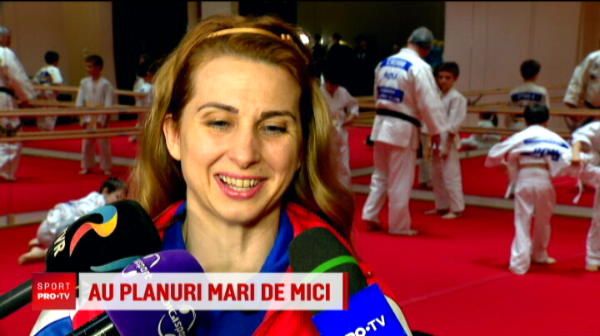 
	&quot;Ma pot apara impotriva oamenilor rai care vor sa-mi faca felul&quot; :)) Alina Dumitru, lectii de judo pentru viitori campioni ai Romaniei
