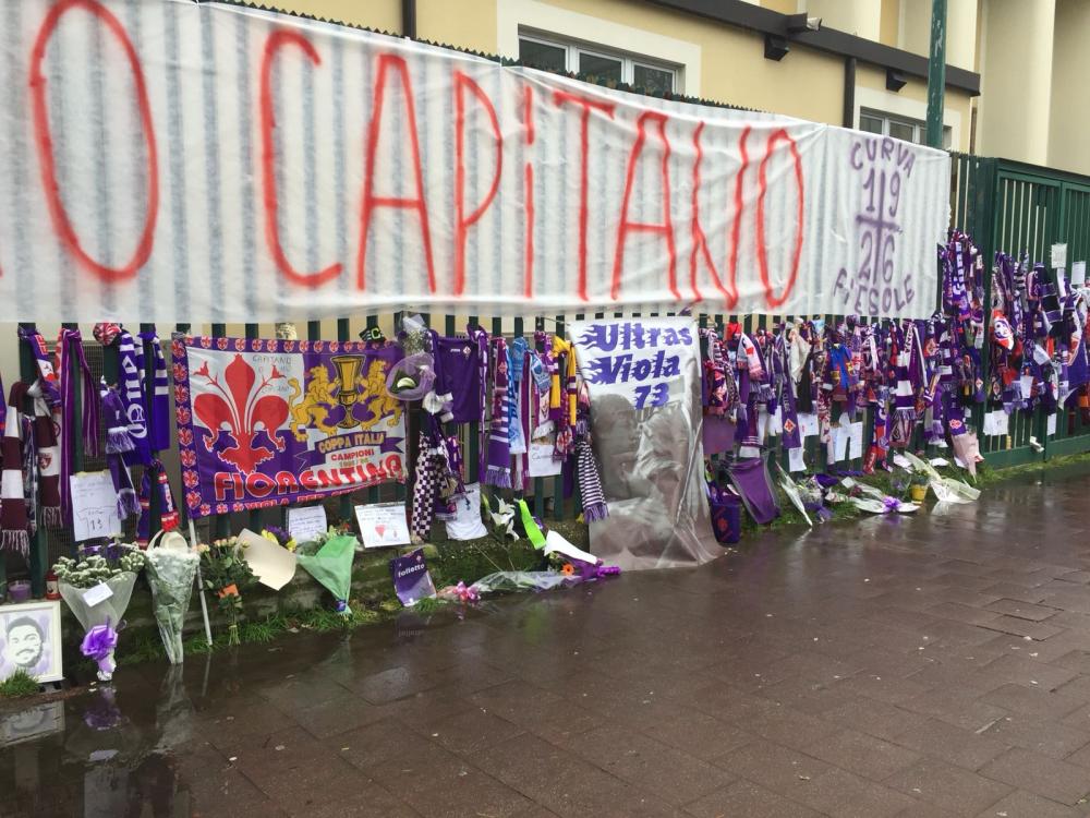 "CIAO CAPITANO" | Astori va fi inmormantat joi la Florenta! Mii de suporteri vin deja la stadion. FOTO_3