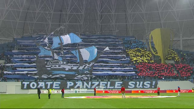 
	&quot;TOATE PANZELE SUS&quot; | Atmosfera incendiara pe noul stadion al Craiovei! Oltenii au facut coregrafie 3D la meciul cu Dinamo
