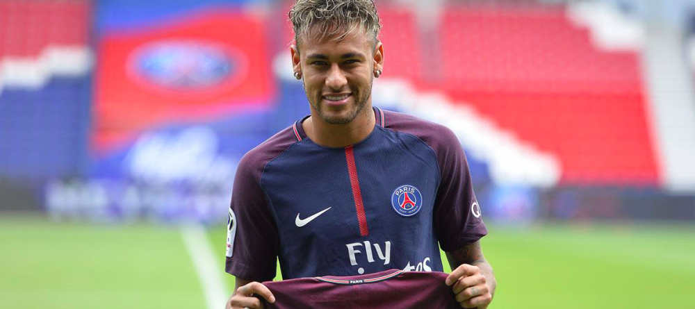 Neymar isi revine dupa accidentarea de saptamana trecuta si se recupereaza alaturi de iubita lui in Brazilia_3