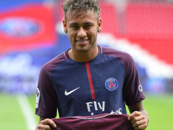
	Neymar isi revine dupa accidentarea de saptamana trecuta si se recupereaza alaturi de iubita lui in Brazilia 
