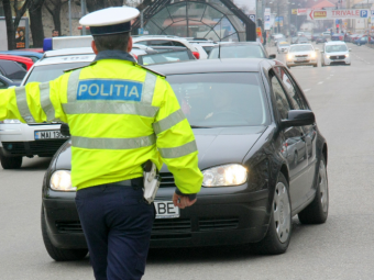 
	Motivul pentru care politistii pun mana pe masinile pe care le opresc in trafic. Stiai asta?

