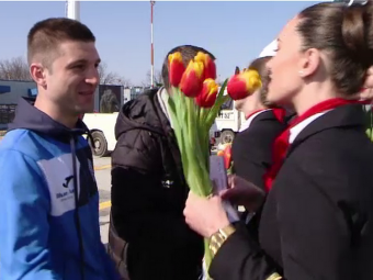 CSM Poli Iasi a plecat spre Cluj cu avionul! Jucatorii le-au oferit flori stewardeselor. VIDEO
