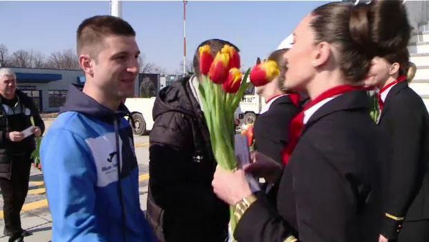 CSM Poli Iasi a plecat spre Cluj cu avionul! Jucatorii le-au oferit flori stewardeselor. VIDEO