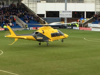 
	Moment incredibil la un meci disputat astazi in Anglia! Un elicopter-ambulanta a fost chemat de urgenta si a aterizat pe gazon! Ce s-a intamplat
