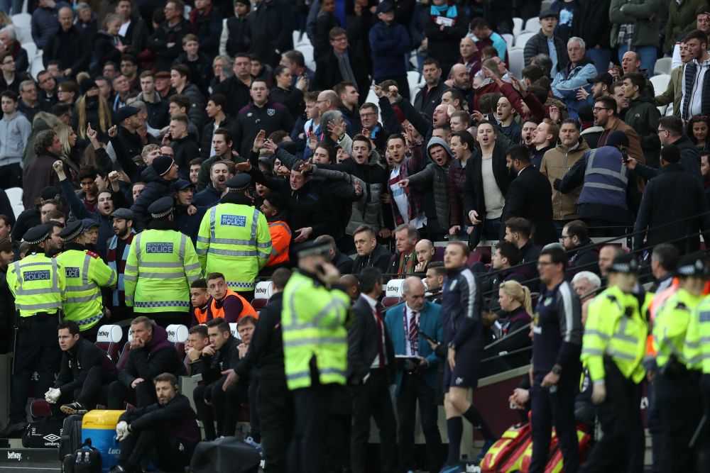 Scene absolut nebune la West Ham - Burnley! Suparati pe infrangere, suporterii au facut scandal pe teren! Capitanul lui West Ham l-a placat pe unul dintre ei_7
