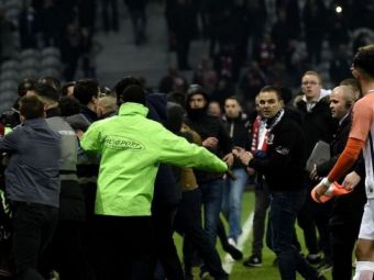 
	VIDEO | Scene teribile in Franta! Fanii lui Lille au intrat pe teren si si-au batut jucatorii!
