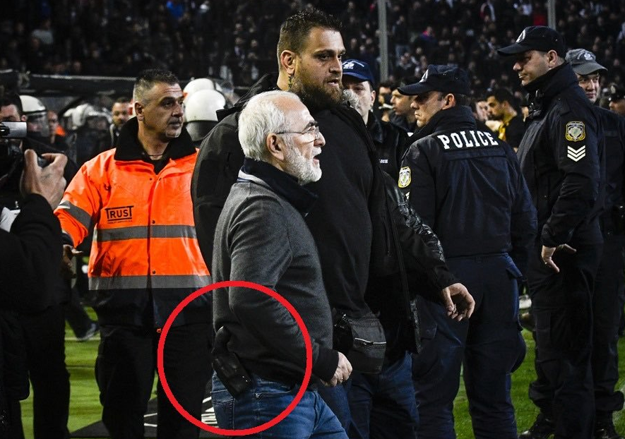 UPDATE: PAOK - AEK A FOST INTRERUPT DEFINITIV! Toate momentele unei seri halucinante: patronul lui Lucescu a intrat cu pistolul pe teren_5