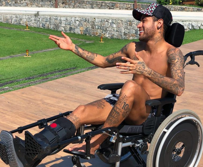 Gluma deplasata a lui Neymar, o mare controversa pe net: pare ca il imita pe Stephen Hawking in scaunul cu rotile!_2