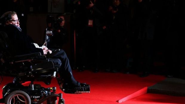 
	Cum a incercat Stephen Hawking sa ajute Anglia sa castige Campionatul Mondial! Formulele matematice pentru executarea penalty-urilor
