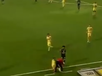 
	Scena incredibila in Emirate! Un jucator l-a facut KO pe antrenorul advers cu o alunecare! Decizia arbitrului. VIDEO
