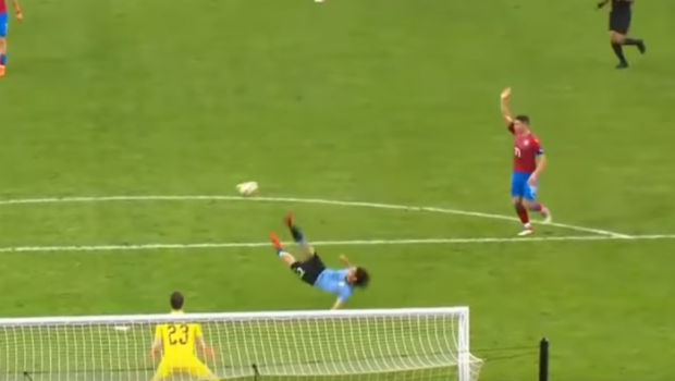 
	E voie cu d-astea?! :) Golazo marcat de Cavani in Uruguay - Cehia! Suarez a ajuns si el la cota 50: VIDEO
