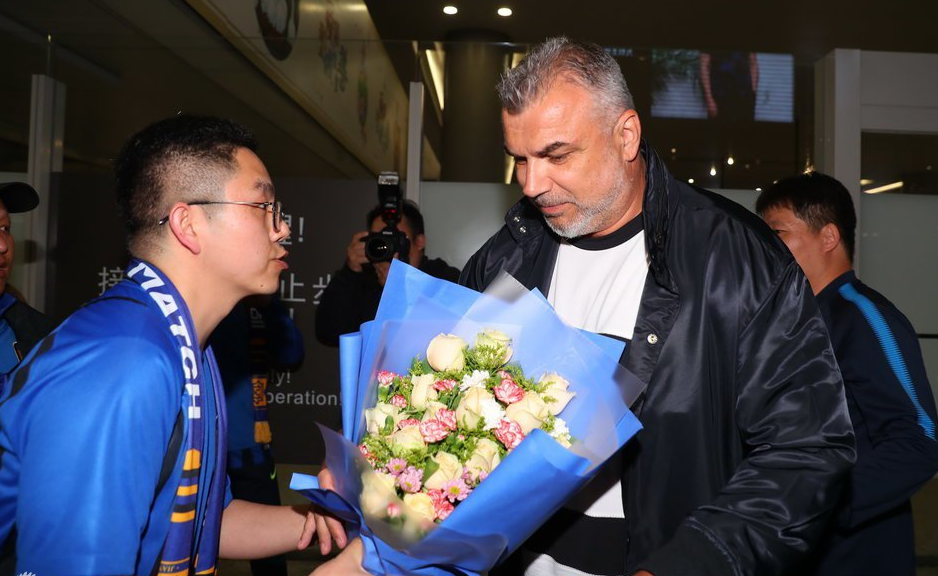 FOTO Olaroiu, primit ca o supervedeta in China! Chinezii l-au asteptat cu flori pe antrenorul chemat sa-i salvez_1