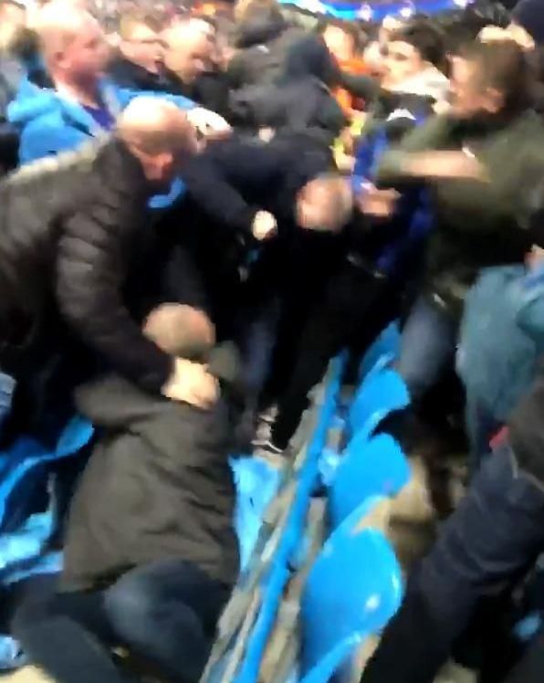 VIDEO | "Ai gresit tribuna, baiatul meu!" :) Un fan al lui Liverpool s-a trezit inconjurat de suporterii lui City. Ce a urmat dupa_1