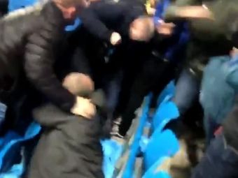 
	VIDEO | &quot;Ai gresit tribuna, baiatul meu!&quot; :) Un fan al lui Liverpool s-a trezit inconjurat de suporterii lui City. Ce a urmat dupa
