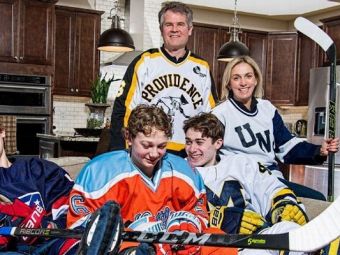 
	Povestea fascinanta a familiei in care toata lumea joaca hochei! Baiatul de 16 ani e asteptat in NHL
