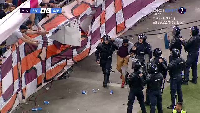 SANGE si RAZBOI pe National Arena! Fanii Stelei si ai Rapidului au rupt gardurile si a iesit MACEL! Jandarmii au intervenit imediat: FOTO_4