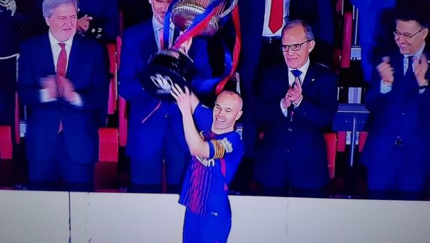 
	Sevilla 0-5 Barcelona, finala Cupei Spaniei! Catalanii fac SHOW si castiga primul trofeu al sezonului! Standing ovation pentru Iniesta
