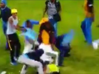 
	VIDEO | IMAGINI GREU DE PRIVIT! Fanii sud africani si-au iesit din minti! Un steward a fost pus la pamant
