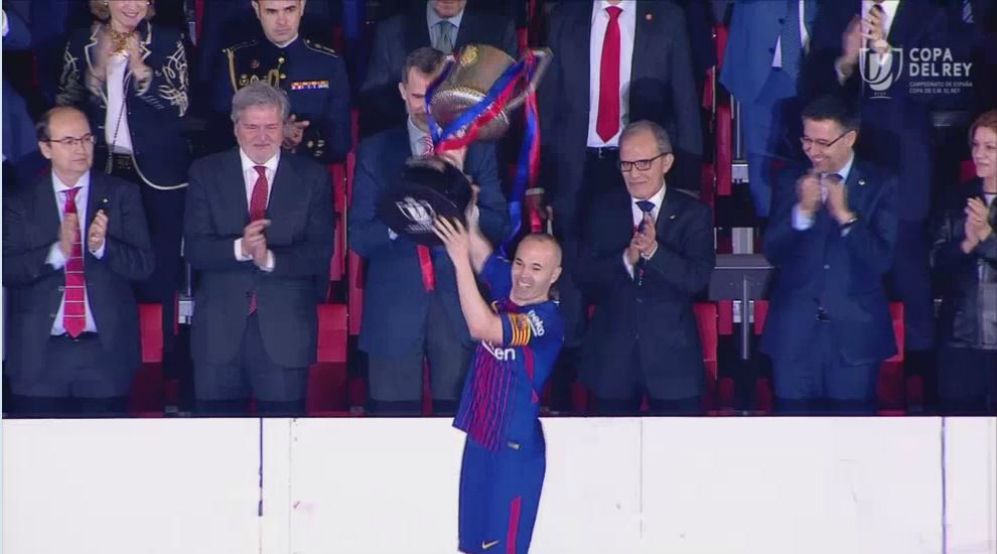 Gestul care arata clasa lui Messi! Ce i-a spus lui Iniesta, in momentul in care jucatorii Barcelonei au fost chemati sa ridice Cupa_1