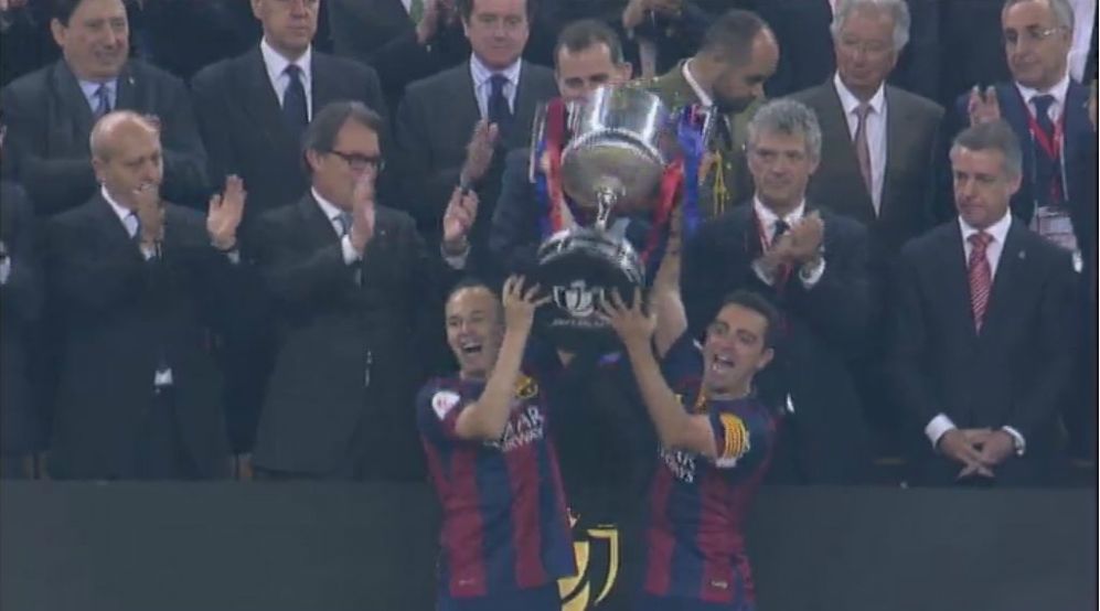 Gestul care arata clasa lui Messi! Ce i-a spus lui Iniesta, in momentul in care jucatorii Barcelonei au fost chemati sa ridice Cupa_2