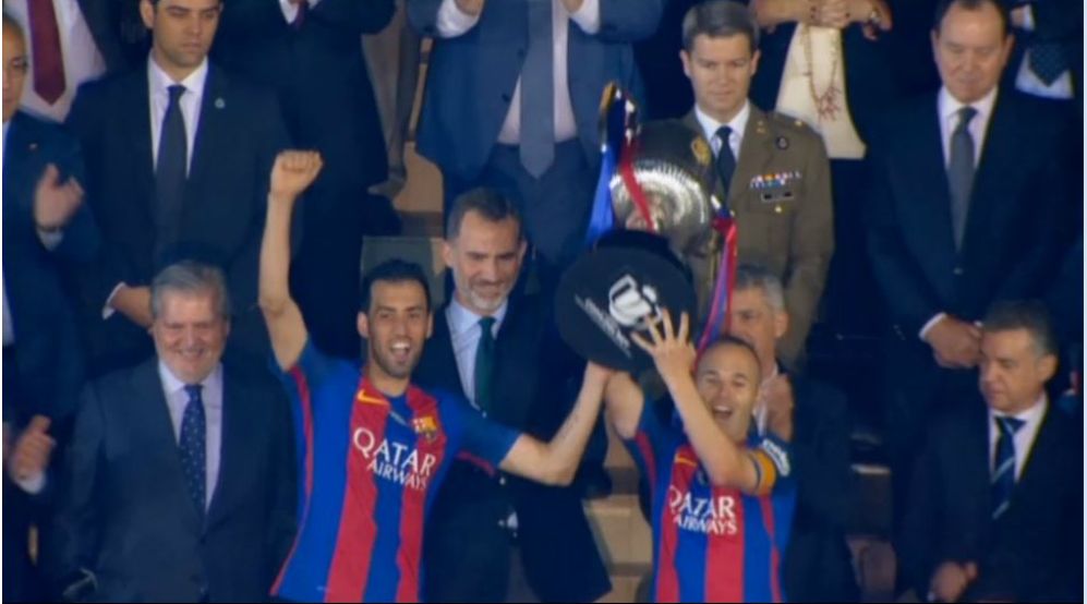 Gestul care arata clasa lui Messi! Ce i-a spus lui Iniesta, in momentul in care jucatorii Barcelonei au fost chemati sa ridice Cupa_3