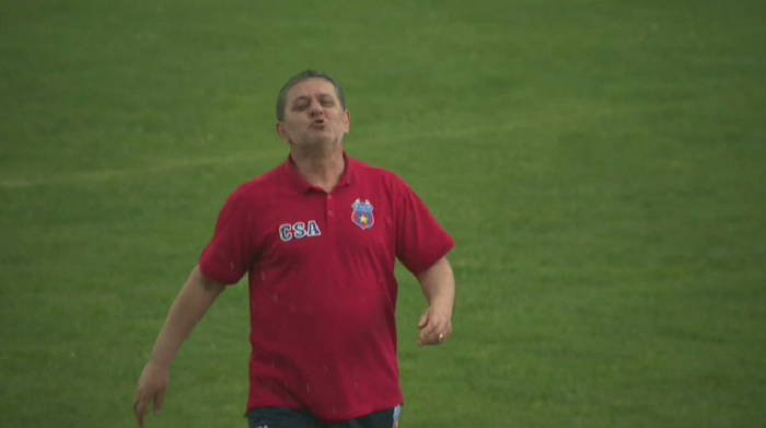 Lacatus a cedat: s-a injurat cu un suporter, in fata camerelor TV! VIDEO // Steaua s-a intors in timp, pe o bomba de stadion din Ferentari_6